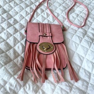 Dusty pink crossbody bag with fringes.